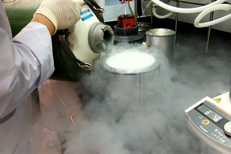 使用東亞液氮罐，提取液氮